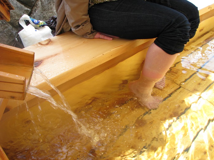 足湯に浸かっている女性